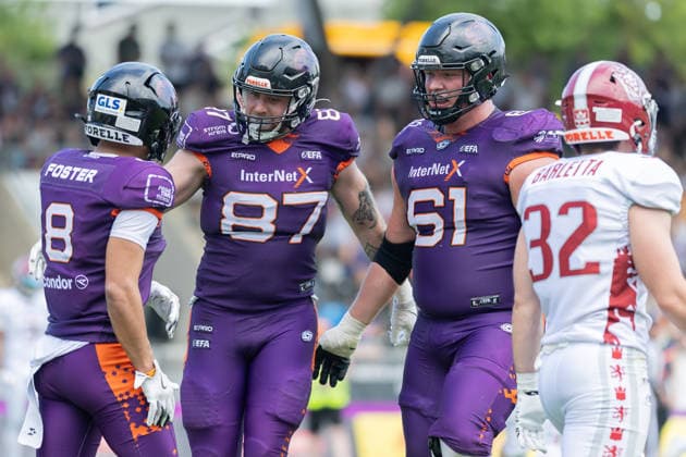 Frankfurt Galaxy - Prague Lions, European Football Alliance (EFA) Wide Receiver Tyler Foster (Frankfurt Galaxy, 8), Tight End Adria Botella Moreno (Frankfurt Galaxy, 87) und Offensive Line Luca Jokiel (Frankfurt Galaxy, 61) bejubeln einen Galaxy-Touchdown. Rechts der Prager Angelo Barletta. Spiel der European Football Alliance (EFA)zwischen Frankfurt Galaxy und den Prague Lions am 21. Junii 2026 in der PSD Bank Arena in Frankfurt am Main., Frankfurt am Main Hessen Deutschland PSD Bank Arena *** Frankfurt Galaxy vs. Prague Lions, European Football Alliance (EFA)
