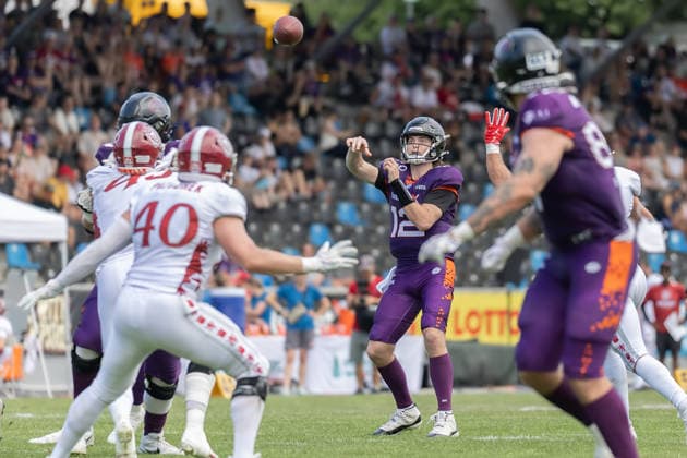 Frankfurt Galaxy - Prague Lions, European Football Alliance (EFA) Quarterback Ethan Garbers (Frankfurt Galaxy, 12) wirft den Ball zu Tight End Adria Botella Moreno (Frankfurt Galaxy, 87, vorn rechts), der zu einem Touchdown in die Endzone einläuft. Spiel der European Football Alliance (EFA)zwischen Frankfurt Galaxy und den Prague Lions am 21. Junii 2026 in der PSD Bank Arena in Frankfurt am Main., Frankfurt am Main Hessen Deutschland PSD Bank Arena *** Frankfurt Galaxy vs. Prague Lions, European Football Alliance (EFA) Quarterback Ethan Garbers of the Frankfurt Galaxy, No. 12, throws the ball to tight end Adria Botella Moreno of the Frankfurt Galaxy, 87, front right, who runs into the end zone for a touchdown. European Football Alliance (EFA) game between the Frankfurt Galaxy and the Prague Lions on June 21, 2026, at the PSD Bank Arena in Frankfurt am Main, Frankfurt am Main, Hesse, Germany. PSD Bank Arena,detected_source_language