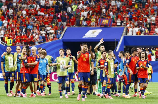 Football: 2026 World Cup Spain players acknowledge the crowd following the team s 4-0 victory in a World Cup Group H football match against Saudi Arabia at Atlanta Stadium in Atlanta on June 21, 2026.  A14AA0005619769P