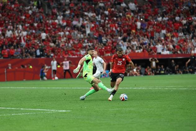 New Zealand v Egypt Group G - FIFA World Cup, WM, Weltmeisterschaft, Fussball 2026 VANCOUVER, CANADA JUNE 21, 2026: Egypt s Zizo ( 25) shoots on goal as New Zealand goalkeeper Crocombe Max ( 1) attempts a save during the FIFA World Cup 2026 Group G match between New Zealand and Egypt at BC Place in Vancouver, Canada. VANCOUVER Canada Copyright: x xMohamedxGamalxTageldinx xJNAxPressx
