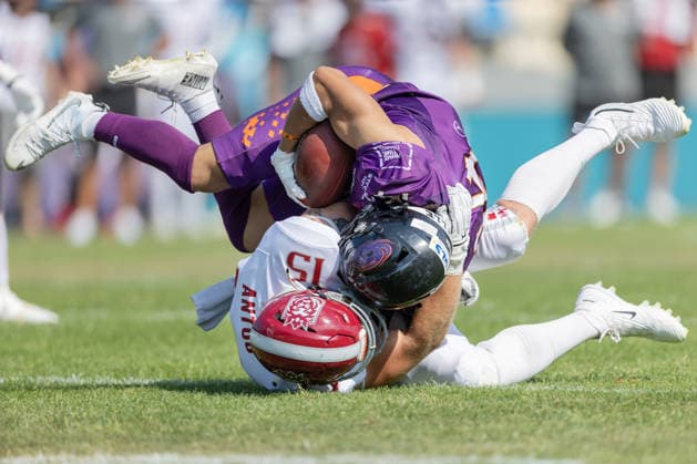 Frankfurt Galaxy - Prague Lions, European Football Alliance (EFA) Wide Receiver Luca Mohr (Frankfurt Galaxy, 14) wird von seinem Prager Kontrahenten Adam Antos zu Boden gerissen. Spiel der European Football Alliance (EFA)zwischen Frankfurt Galaxy und den Prague Lions am 21. Junii 2026 in der PSD Bank Arena in Frankfurt am Main., Frankfurt am Main Hessen Deutschland PSD Bank Arena *** Frankfurt Galaxy vs. Prague Lions, European Football Alliance (EFA)
