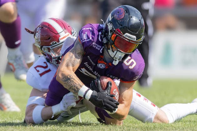Frankfurt Galaxy - Prague Lions, European Football Alliance (EFA) Tackling von Hubert Kvacek (Prag) an Wide Receiver Paul Kavadia-Lenhardt (Frankfurt Galaxy, 5). Spiel der European Football Alliance (EFA)zwischen Frankfurt Galaxy und den Prague Lions am 21. Junii 2026 in der PSD Bank Arena in Frankfurt am Main., Frankfurt am Main Hessen Deutschland PSD Bank Arena *** Frankfurt Galaxy vs. Prague Lions, European Football Alliance (EFA)
