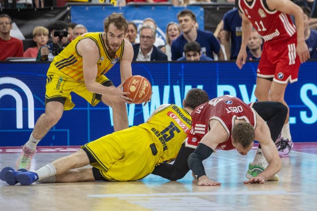 Gestolpert . . . Bayerns 13 Andreas OBST. Basketball, Bayern - Berlin 81:84. Bundesliga, FC Bayern Basketball - Alba Berlin, Playoff Finale, 5.Spiel, Saison 2025-2026, 21.06.2026, in Muenchen, S A P G A R D E N, Deutschland. Quelle Copyright Credit : Oryk HAIST *** Bayern Stumbles 13 Andreas OBST Basketball, Bayern Berlin 81 84 Bundesliga, FC Bayern Basketball Alba Berlin, Playoff Finals, Game 5, 2025–2026 Season, June 21, 2026, in Munich, S A P G A R D E N, Germany Source Copyright Credit Oryk HAIST,detected_source_language xBASKETBALL-BAYERN-BERLINx