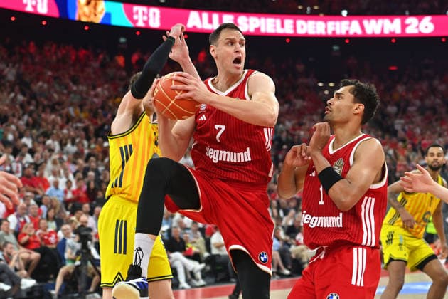 Johannes VOIGTMANN (FCB), Aktion,Zweikampf, re:Oscar DA SILVA (FCB).. Basketball BBL,Saison 2025 2026 Play Off Finale Spiel 5, FC Bayern Muenchen - Alba Berlin am 21.06.2026 S A P G A R D EN