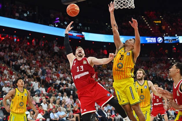 Andreas OBST (FCB), Aktion,Zweikampf gegen Michale RATAJ (Alba Berlin). Basketball BBL,Saison 2025 2026 Play Off Finale Spiel 5, FC Bayern Muenchen - Alba Berlin am 21.06.2026 S A P G A R D EN *** Andreas OBST (FCB), Action, Head-to-Head Battle Against Michale RATAJ, Alba Berlin Basketball, BBL, 2025–2026 Season, Playoff Finals, Game 5, FC Bayern Munich vs. Alba Berlin on June 21, 2026, S A P G A R D EN,detected_source_language