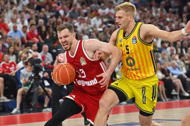 Andreas OBST (FCB), Aktion,Zweikampf gegen Sam GRIESEL (Alba Berlin). Basketball BBL,Saison 2025 2026 Play Off Finale Spiel 5, FC Bayern Muenchen - Alba Berlin 81-84 am 21.06.2026 S A P G A R D EN *** Andreas OBST (FCB), Action, One-on-One Against Sam GRIESEL, Alba Berlin Basketball, BBL, 2025–2026 Season, Playoff Finals, Game 5, FC Bayern Munich vs. Alba Berlin 81–84 on June 21, 2026, SAP GARDEN,detected_source_language