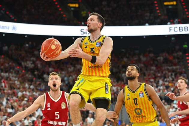 Martin HERMANNSSON (Berlin), Aktion. hi:Niels GIFFEY (FCB), Norris AGBAKOKO (Berlin). Basketball BBL,Saison 2025 2026 Play Off Finale Spiel 5, FC Bayern Muenchen - Alba Berlin 81-84 am 21.06.2026 S A P G A R D EN *** Martin HERMANNSSON, Berlin; Niels GIFFEY, FCB; Norris AGBAKOKO, Berlin Basketball BBL, 2025–2026 Season Playoff Finals, Game 5, FC Bayern Munich vs. Alba Berlin 81–84 on June 21, 2026, at SAP GARDEN,detected_source_language
