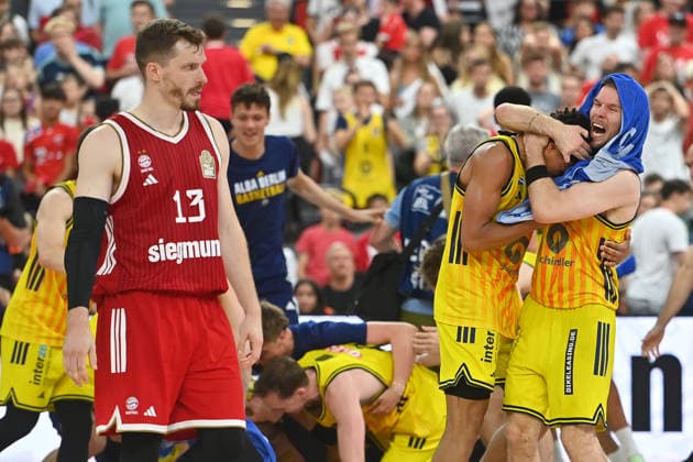 Andreas OBST (FCB), Enttaeuschung,Frust,enttaeuscht, frustriert,niedergeschlagen, Berliner Spieler, Jubel,Freude,Begeisterung,Schlussjubel. Basketball BBL,Saison 2025 2026 Play Off Finale Spiel 5, FC Bayern Muenchen - Alba Berlin 81-84 am 21.06.2026 S A P G A R D EN *** Andreas OBST FCB, disappointment, frustration, disappointed, frustrated, dejected, Berlin players, celebration, joy, excitement, final celebration, Basketball BBL, 2025–2026 season, Playoff Finals, Game 5, FC Bayern Munich vs. Alba Berlin 81–84 on June 21, 2026, S A P G A R D EN,detected_source_language