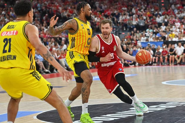 Andreas OBST (FCB), Aktion,Zweikampf gegen J Wan ROBERTS (Berlin). Basketball BBL,Saison 2025 2026 Play Off Finale Spiel 5, FC Bayern Muenchen - Alba Berlin am 21.06.2026 S A P G A R D EN *** Andreas OBST (FCB), Action, One-on-one against J. Wan ROBERTS, Berlin Basketball BBL, 2025–2026 Season, Playoff Finals, Game 5, FC Bayern Munich vs. Alba Berlin on June 21, 2026, S.A.P.G.A.R.D.E.N.,detected_source_language
