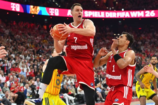 Johannes VOIGTMANN (FCB), Aktion,Zweikampf gegen Justin BEAN (Alba Berlin),re: Oscar DA SILVA (FCB). Basketball BBL,Saison 2025 2026 Play Off Finale Spiel 5, FC Bayern Muenchen - Alba Berlin 81-84 am 21.06.2026 S A P G A R D EN *** Johannes VOIGTMANN (FCB), in action, battling for the ball against Justin BEAN (Alba Berlin), featuring Oscar DA SILVA (FCB) – Basketball BBL, 2025–2026 Season, Playoff Finals, Game 5, FC Bayern Munich vs. Alba Berlin 81–84 on June 21, 2026, SAP GARDEN,detected_source_language