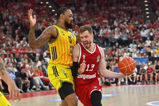 Andreas OBST (FCB), Aktion,Zweikampf gegen J Wan ROBERTS (Berlin). Basketball BBL,Saison 2025 2026 Play Off Finale Spiel 5, FC Bayern Muenchen - Alba Berlin 81-84 am 21.06.2026 S A P G A R D EN *** Andreas OBST (FCB), Action, One-on-One Against J Wan ROBERTS, Berlin Basketball BBL, 2025–2026 Season, Playoff Finals, Game 5, FC Bayern Munich vs. Alba Berlin 81–84 on June 21, 2026, SAP GARDEN,detected_source_language
