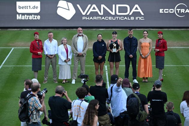 2026 VANDA Berlin Tennis Open Linda Noskova (CZE) Vjeko Curic Co-Founder , Marcus Zoecke Tournament Director , Andrea Petkovic *** 2026 VANDA Berlin Tennis Open Linda Noskova (CZE), Vjeko Curic (Co-Founder), Marcus Zoecke (Tournament Director), Andrea Petkovic,detected_source_language