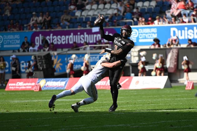 Kenji Bahar Rhein Fire Berlin Thunder 21.06.2026 Kenji Bahar (Rhein Fire) in Bedrängnis, AFLE Week 5, Rhein Fire gegen Berlin Thunder am 21. Juni 2026 in der Schauinsland Reisen Arena in Duisburg, Endstand 45:35 vor 4.907 Zuschauern *** Kenji Bahar Rhein Fire vs. Berlin Thunder, June 21, 2026; Kenji Bahar Rhein Fire in Trouble, AFLE Week 5, Rhein Fire vs. Berlin Thunder on June 21, 2026, at the Schauinsland Reisen Arena in Duisburg; final score 45–35 in front of 4,907 spectators,detected_source_language