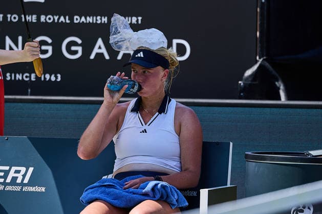 June 22, 2026, Bad Homburg, Hessen, Germany: Clara Tauson of Denmark is sitting on the Players bench with an ice pack during a change over during her Match against Diana Shnaider during the BAD HOMBURG OPEN powered by SOLARWATTT- WTA500 - Womens Tennis, 22.6.2026 in Bad Homburg (Tennis-Club Bad Homburg), Germany - Photo: Tennis 2026: Bad Hombug Open - WTA500: TAUSON 6:4 6:4 SHNAIDER  - ZUMAs343 20260622_zsp_s343_005 Copyright: xMathiasxSchulzx