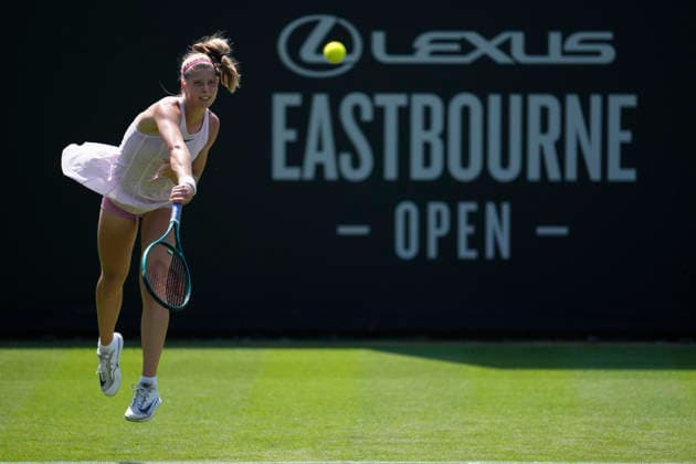 Sport Bilder des Tages Lexus Eastbourne Open - Day One Hannah Klugman in action during her match at the 2026 Lexus Eastbourne Open Women s tennis tournament at the Devonshire Park Lawn Tennis Club in Eastbourne, Great Britain, on June 22, 2026. Eastbourne United Kingdom  Copyright: xOwenxHammondx originalFilename:hammond-2026lexu260622_npQz4.jpg