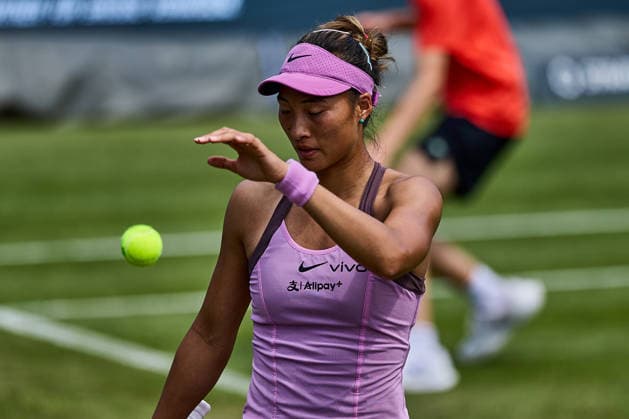 June 22, 2026, Bad Homburg, Hessen, Germany: Qinwen Zheng of China prepare for the service to Solana Sierra of Argentina during the BAD HOMBURG OPEN powered by SOLARWATTT- WTA500 - Womens Tennis, 22.6.2026 in Bad Homburg (Tennis-Club Bad Homburg), Germany - Photo: Tennis 2026: Bad Hombug Open - WTA500: SIERRA 5:7 5:4 ZHENG  - ZUMAs343 20260622_zsp_s343_049 Copyright: xMathiasxSchulzx