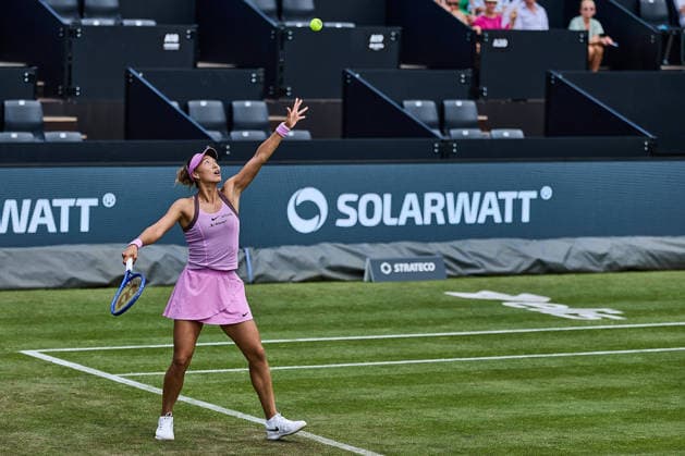 June 22, 2026, Bad Homburg, Hessen, Germany: Qinwen Zheng of China serves to Solana Sierra of Argentina during the BAD HOMBURG OPEN powered by SOLARWATTT- WTA500 - Womens Tennis, 22.6.2026 in Bad Homburg (Tennis-Club Bad Homburg), Germany - Photo: Tennis 2026: Bad Hombug Open - WTA500: SIERRA 5:7 5:4 ZHENG  - ZUMAs343 20260622_zsp_s343_053 Copyright: xMathiasxSchulzx