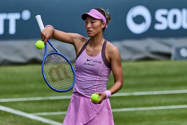 June 22, 2026, Bad Homburg, Hessen, Germany: Qinwen Zheng of China prepare for the service to Solana Sierra of Argentina during the BAD HOMBURG OPEN powered by SOLARWATTT- WTA500 - Womens Tennis, 22.6.2026 in Bad Homburg (Tennis-Club Bad Homburg), Germany - Photo: Tennis 2026: Bad Hombug Open - WTA500: SIERRA 5:7 5:4 ZHENG  - ZUMAs343 20260622_zsp_s343_056 Copyright: xMathiasxSchulzx
