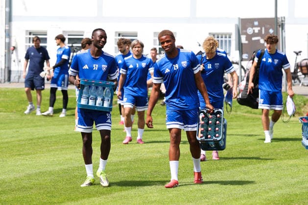 22.06.2026 Fussball, Herren, Regionalliga Nord, Trainingsauftakt BSV Kickers Emden Auf dem Weg zum Training vlnr Ibrahim Touray (blau 57 BSV Kickers Emden) und Jubes Ticha (blau 29 BSV Kickers Emden) *** June 22, 2026 Soccer, Mens, Regionalliga Nord, Start of Training for BSV Kickers Emden On their way to practice, from left to right