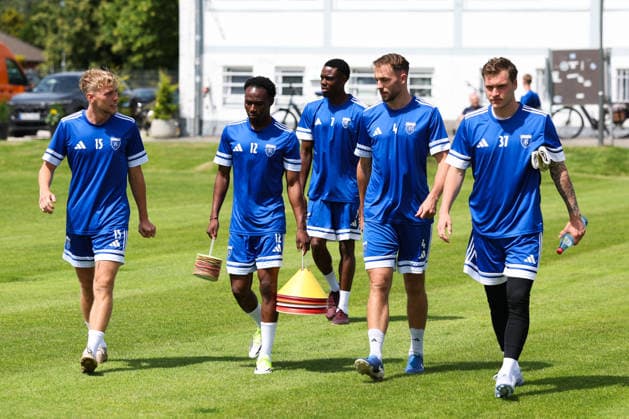 22.06.2026 Fussball, Herren, Regionalliga Nord, Trainingsauftakt BSV Kickers Emden Auf dem Weg zum Training *** June 22, 2026 Soccer, Mens, Regionalliga Nord, Start of Training for BSV Kickers Emden On the Way to Practice,detected_source_language