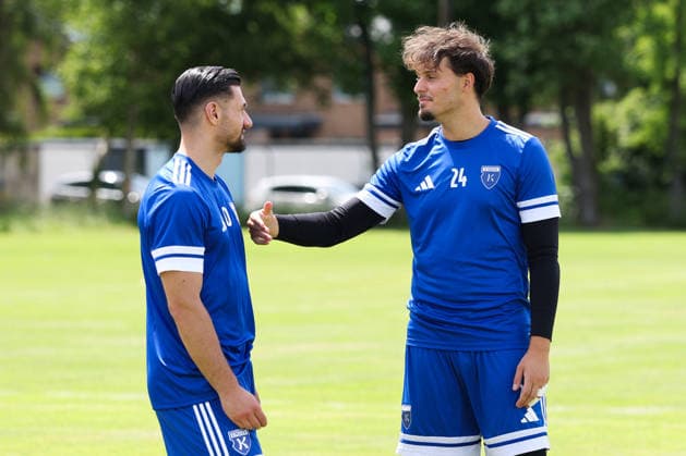 22.06.2026 Fussball, Herren, Regionalliga Nord, Trainingsauftakt BSV Kickers Emden Torwart Isaak Djokovic (BSV Kickers Emden) und Semin Kojic (blau 10 BSV Kickers Emden) *** June 22, 2026 Soccer, Mens, Regionalliga Nord, Start of Training