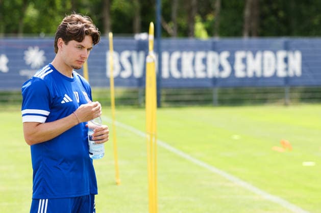 22.06.2026 Fussball, Herren, Regionalliga Nord, Trainingsauftakt BSV Kickers Emden Sandro Plechaty (blau 17 BSV Kickers Emden) *** June 22, 2026 Soccer, Mens, Regionalliga Nord, Start of Training