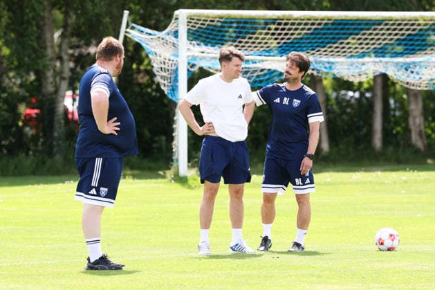 22.06.2026 Fussball, Herren, Regionalliga Nord, Trainingsauftakt BSV Kickers Emden Sportlicher Leiter Henning Rießelmann (BSV Kickers Emden) und Trainer Björn Lindemann (BSV Kickers Emden) *** June 22, 2026 Soccer, Mens, Regionalliga Nord, Start of Training