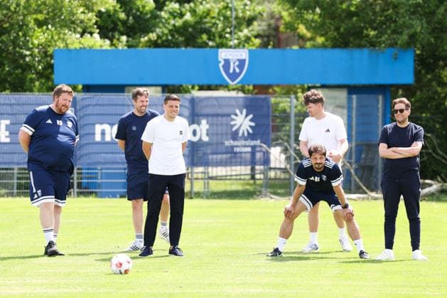 22.06.2026 Fussball, Herren, Regionalliga Nord, Trainingsauftakt BSV Kickers Emden Trainer Björn Lindemann (BSV Kickers Emden) und sein Team des BSV Kickers Emden *** June 22, 2026 Soccer, Mens, Regionalliga Nord, Start of Training for BSV Kickers Emden Coach Björn Lindemann of BSV Kickers Emden and his team at BSV Kickers Emden,detected_source_language