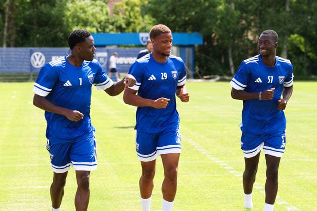 22.06.2026 Fussball, Herren, Regionalliga Nord, Trainingsauftakt BSV Kickers Emden Vlnr Ayukayoh Mengot (blau 7 BSV Kickers Emden), Jubes Ticha (blau 29 BSV Kickers Emden) und Ibrahim Touray (blau 57 BSV Kickers Emden) *** June 22, 2026 Soccer, Mens, Regionalliga Nord, Start of Training
