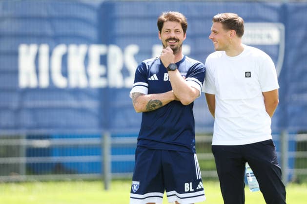 22.06.2026 Fussball, Herren, Regionalliga Nord, Trainingsauftakt BSV Kickers Emden Trainer Björn Lindemann (BSV Kickers Emden) und Technischer Direktor Bastian Dassel (BSV Kickers Emden) *** June 22, 2026 Soccer, Mens, Regionalliga Nord, Start of Training for BSV Kickers Emden Coach Björn Lindemann (BSV Kickers Emden) and Technical Director Bastian Dassel (BSV Kickers Emden),detected_source_language