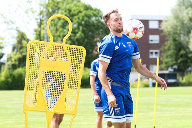 22.06.2026 Fussball, Herren, Regionalliga Nord, Trainingsauftakt BSV Kickers Emden Fabian Herbst (blau 4 BSV Kickers Emden) *** June 22, 2026 Soccer, Mens, Regionalliga Nord, Start of Training