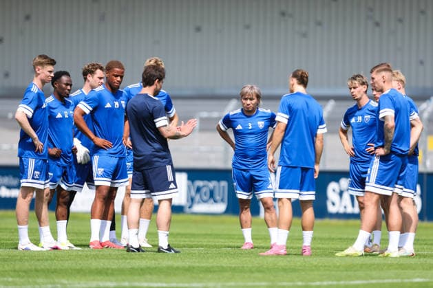 22.06.2026 Fussball, Herren, Regionalliga Nord, Trainingsauftakt BSV Kickers Emden Trainer Björn Lindemann (BSV Kickers Emden) gibt Anweisungen *** June 22, 2026 Soccer, Mens, Regionalliga Nord, Start of Training for BSV Kickers Emden Coach Björn Lindemann of BSV Kickers Emden gives instructions,detected_source_language