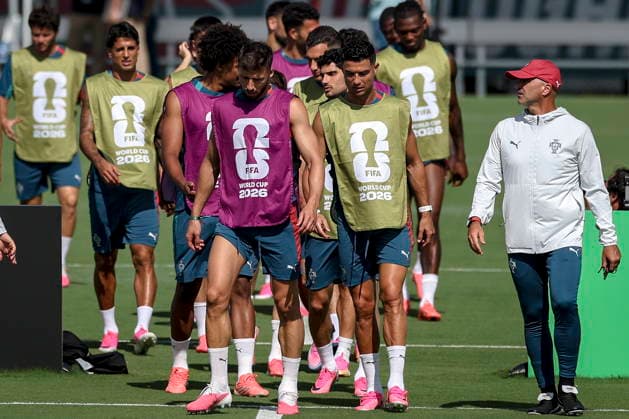 FIFA World Cup, WM, Weltmeisterschaft, Fussball 2026 - Portugal training Portugal s national soccer head coach Roberto Martinez (R) talks to his player Cristiano Ronaldo (2-R) during a training session of the team in Palm Beach, Florida, USA, 22 June 2026. Portugal prepares for the upcoming FIFA World Cup 2026 match against Uzbekistan. Palm Beach Florida Estados Unidos  Copyright: xMIGUELxA.xLOPESx