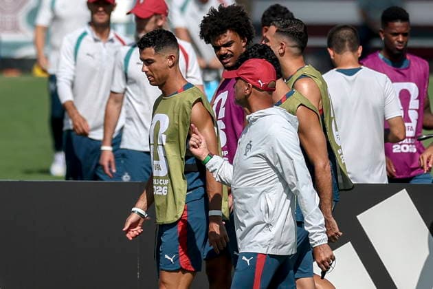 FIFA World Cup, WM, Weltmeisterschaft, Fussball 2026 - Portugal training Portugal s national soccer head coach Roberto Martinez talks to his player Cristiano Ronaldo (L) during a training session of the team in Palm Beach, Florida, USA, 22 June 2026. Portugal prepares for the upcoming FIFA World Cup 2026 match against Uzbekistan. Palm Beach Florida Estados Unidos  Copyright: xMIGUELxA.xLOPESx