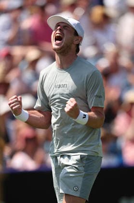 Jack Pinnington Jones of GB celebrates Lexus Eastbourne Open 2026, Day Three, Tennis, Queen s Club, Devonshire Park, Eastbourne, UK - 22 Jun 2026Eastbourne Devonshire Park United Kingdom  Copyright: xEllaxLing Shutterstockx 16949522l