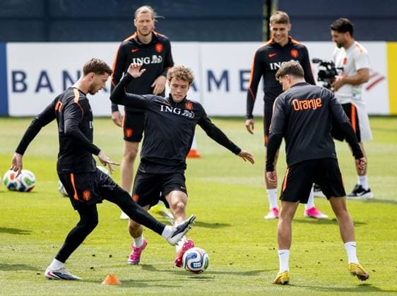 KANSAS CITY - Netherlands goalkeeper Robin Roefs, Wout Weghorst (of the Netherlands), Mats Wieffer (of the Netherlands), Micky van de Ven (of the Netherlands), and Guus Til (of the Netherlands) during a training session of the Dutch national team, Nationalteam at the KC Current Training Facility on June 22, 2026, in Kansas City. The Dutch national team is preparing for the match against Tunisia at the FIFA World Cup, WM, Weltmeisterschaft, Fussball KOEN VAN WEEL ANP xVIxANPxSportx xxANPxIVx 561670387 originalFilename: 561670387.jpg