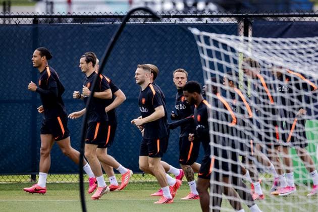 KANSAS CITY - Virgil van Dijk (of the Netherlands), Marten de Roon (of the Netherlands), Teun Koopmeiners (of the Netherlands), and Noa Lang (of the Netherlands) during a training session of the Dutch national team, Nationalteam at the KC Current Training Facility on June 22, 2026, in Kansas City. The Dutch national team is preparing for the match against Tunisia at the FIFA World Cup, WM, Weltmeisterschaft, Fussball ROBIN VAN LONKHUIJSEN ANP xVIxANPxSportx xxANPxIVx 561670389 originalFilename: 561670389.jpg