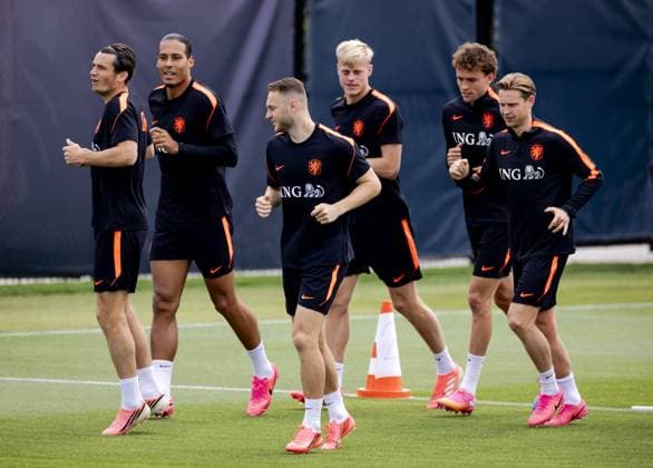 KANSAS CITY - Marten de Roon (of the Netherlands), Virgil van Dijk (of the Netherlands), Teun Koopmeiners (of the Netherlands), Jan Paul van Hecke (of the Netherlands), Mats Wieffer (of the Netherlands), and Frenkie de Jong (of the Netherlands) during a training session of the Dutch national team, Nationalteam at the KC Current Training Facility on June 22, 2026, in Kansas City. The Dutch national team is preparing for the match against Tunisia at the FIFA World Cup, WM, Weltmeisterschaft, Fussball ROBIN VAN LONKHUIJSEN ANP xVIxANPxSportx xxANPxIVx 561670665 originalFilename: 561670665.jpg