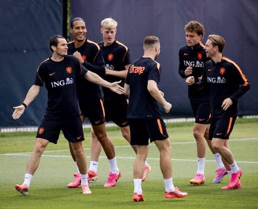 KANSAS CITY - Marten de Roon (of the Netherlands), Virgil van Dijk (of the Netherlands), Jan Paul van Hecke (of the Netherlands), Teun Koopmeiners (of the Netherlands), Mats Wieffer (of the Netherlands), and Frenkie de Jong (of the Netherlands) during a training session of the Dutch national team, Nationalteam at the KC Current Training Facility on June 22, 2026, in Kansas City. The Dutch national team is preparing for the match against Tunisia at the FIFA World Cup, WM, Weltmeisterschaft, Fussball ROBIN VAN LONKHUIJSEN ANP xVIxANPxSportx xxANPxIVx 561670727 originalFilename: 561670727.jpg