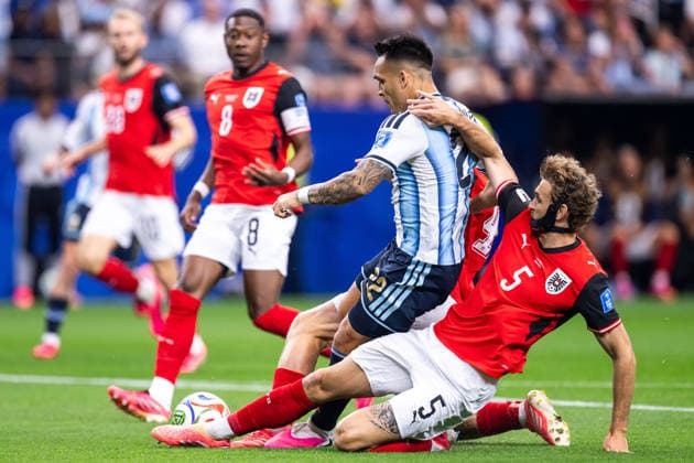 260622 Lautaro Martinez of Argentina and Stefan Posch of Austria during the FIFA World Cup, WM, Weltmeisterschaft, Fussball 2026 football match between Argentina and Austria on June 22, 2026 in Dallas. Photo: Ludvig Thunman BILDBYRAN kod LT LT0807 fotboll football soccer fotball vm fotbolls-vm fotball-vm fotbolls-vm 2026 fifa world cup 2026 day 12 bbeng *** June 22, 2026  Copyright: LUDVIGxTHUNMAN BB260622LT044