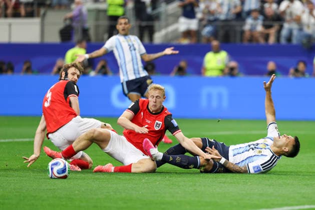 SOCCER - FIFA World Cup, WM, Weltmeisterschaft, Fussball 2026 ARLINGTON,TEXAS,USA,22.JUN.26 - SOCCER - FIFA World Cup 2026, group stage, Argentina vs Austria. Image shows Stefan Posch, Xaver Schlager (AUT) and Lautaro Martinez (ARG).  GEPAxpictures xArminxRauthner