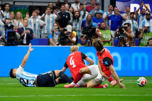 Argentina v Austria: Group J - FIFA World Cup, WM, Weltmeisterschaft, Fussball 2026 Lautaro Martinez of Argentina, Xaver Schlager and Stefan Posch of Austria compete for the ball during the FIFA World Cup 2026 Group J match between Argentina and Austria at Dallas Stadium on June 22, 2026 in Arlington, Texas. Arlington TX United States  Copyright: xJosexBretonx originalFilename:bretonhernandez-argentin260622_nplpm.jpg