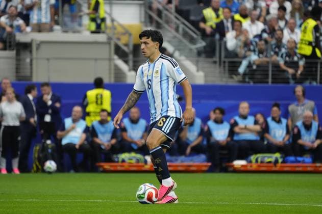 Argentina v Austria - FIFA World Cup, WM, Weltmeisterschaft, Fussball 2026 - Group J ARLINGTON, UNITED STATES - JUNE 22: Lisandro Martinez of Argentina controls the ball during the 2026 FIFA World Cup First Stage Group J match between Argentina and Austria at Dallas Stadium in Arlington, Texas, United States on June 22, 2026. Jose Hernandez Anadolu Texas United States. Editorial use only. Please get in touch for any other usage.  Copyright: x2026xAnadoluxJosexHernandezx