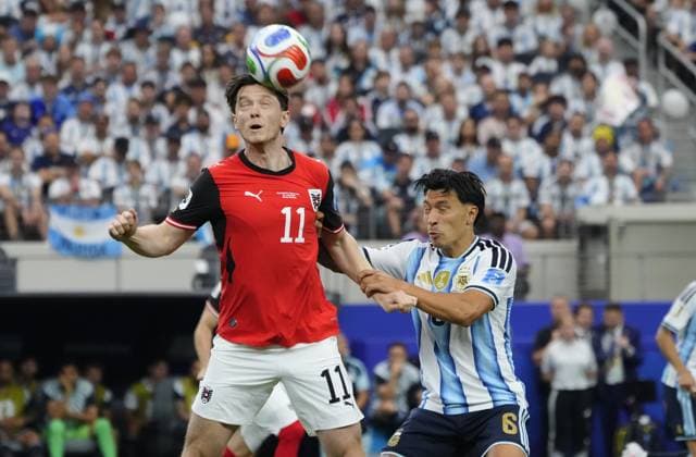 Argentina v Austria - FIFA World Cup, WM, Weltmeisterschaft, Fussball 2026 - Group J ARLINGTON, UNITED STATES - JUNE 22: Michael Gregoritsch (11) of Austria and Lisandro Martinez (6) of Argentina compete for the ball during the 2026 FIFA World Cup First Stage Group J match between Argentina and Austria at Dallas Stadium in Arlington, Texas, United States on June 22, 2026. Jose Hernandez Anadolu Texas United States. Editorial use only. Please get in touch for any other usage.  Copyright: x2026xAnadoluxJosexHernandezx