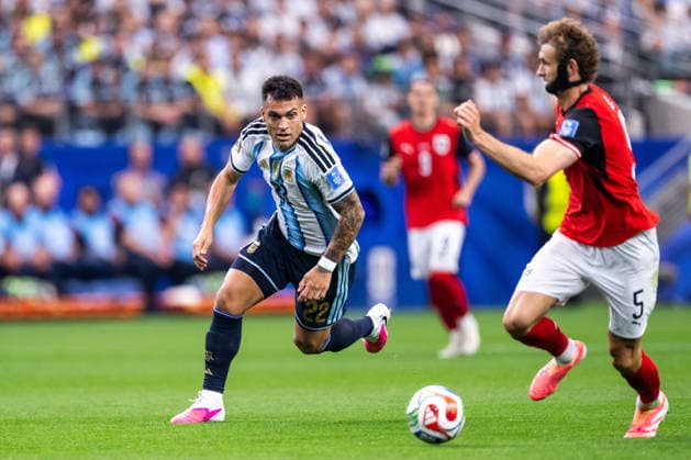260622 Lautaro Martinez of Argentina and Stefan Posch of Austria during the FIFA World Cup, WM, Weltmeisterschaft, Fussball 2026 football match between Argentina and Austria on June 22, 2026 in Dallas. Photo: Ludvig Thunman BILDBYRAN kod LT LT0807 fotboll football soccer fotball vm fotbolls-vm fotball-vm fotbolls-vm 2026 fifa world cup 2026 day 12 bbeng *** June 22, 2026  Copyright: LUDVIGxTHUNMAN BB260622LT065