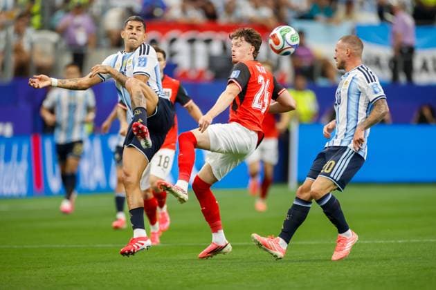 DALLAS, 22-06-2026, Dallas AT&T Stadium, World Cup 2026 Match between Argentina and Austria. Picture shows Austria player Paul Wanner and Argentina player Alexis Mac Allister Argentina - Austria (World Cup 2026)  x204557617x Copyright: