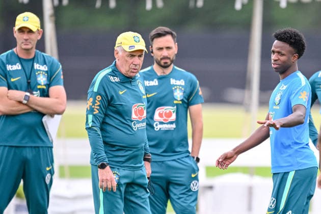 coach Carlo Ancelotti (Brazil) and Vinicius Junior (Brazil) gestures during the Brazil training session at Columbia Park Training Facility on June 22, 2026 in Morristown, New Jersey. (Photo by Harry Langer DeFodi Images) - *** Coach Carlo Ancelotti of Brazil and Vinicius Junior of Brazil gesturing during the Brazil training session at Columbia Park Training Facility on June 22, 2026, in Morristown, New Jersey. Photo by Harry Langer, DeFodi Images,detected_source_language