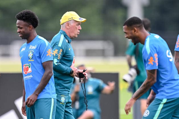 Vinicius Junior (Brazil) and coach Carlo Ancelotti (Brazil) Looks on during the Brazil training session at Columbia Park Training Facility on June 22, 2026 in Morristown, New Jersey. (Photo by Harry Langer DeFodi Images) - *** Vinicius Junior of Brazil and coach Carlo Ancelotti of Brazil watch during the Brazil training session at Columbia Park Training Facility on June 22, 2026, in Morristown, New Jersey. Photo by Harry Langer, DeFodi Images,detected_source_language