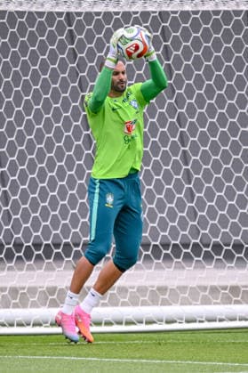 goalkeeper Weverton (Brazil) controls the Ball during the Brazil training session at Columbia Park Training Facility on June 22, 2026 in Morristown, New Jersey. (Photo by Harry Langer DeFodi Images) - *** Goalkeeper Weverton of Brazil controls the ball during a Brazil training session at Columbia Park Training Facility on June 22, 2026, in Morristown, New Jersey. Photo by Harry Langer, DeFodi Images,detected_source_language