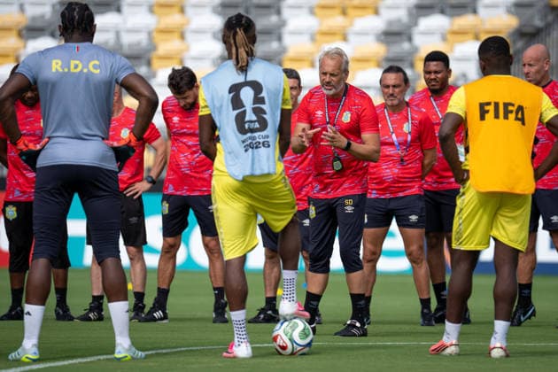(260623) -- HOUSTON, June 23, 2026 -- Sebastien Desabre (C), head coach of the Democratic Republic of the Congo (DRC) instructs players during a training session ahead of the group K match against Colombia at the FIFA World Cup, WM, Weltmeisterschaft, Fussball 2026 in Houston, the United States, on June 22, 2026. ) (SP)U.S.-HOUSTON-FOOTBALL-FIFA WORLD CUP-DR CONGO-TRAINING XiaoxYijiu 